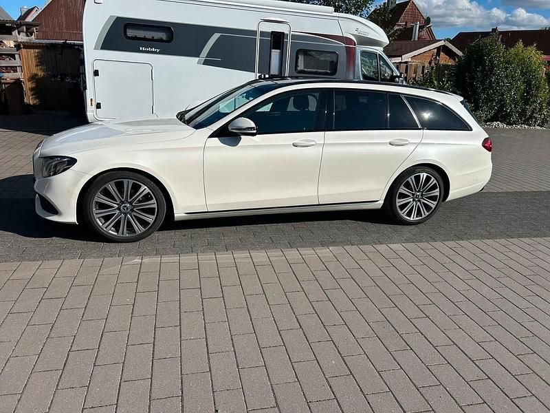 Weiß Gebraucht 2018 Mercedes E220 Kombi | 20.500 € (Fairer Preis) - Bild 1/4