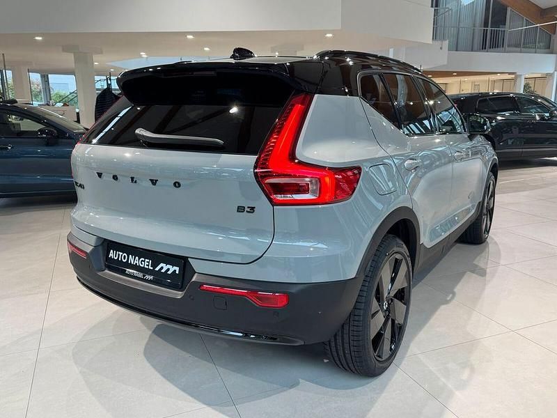 Neu Volvo XC40 Plus 163 PS (119 kW) 2026 Grau SUV