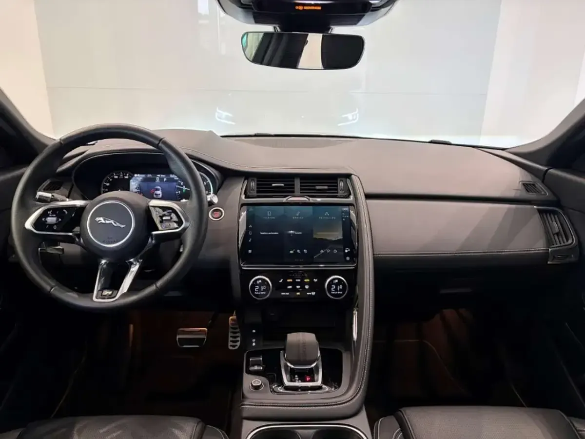 Gebraucht Jaguar E-Pace R-Dynamic 202 PS (148 kW) 2022 Santorini black SUV