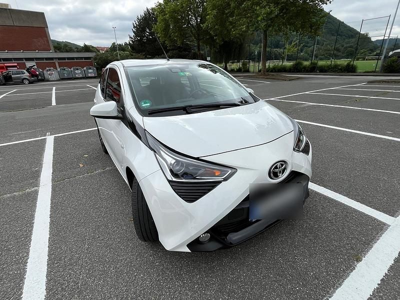 Weiß Gebraucht 2021 Toyota Aygo Kleinwagen | 8.950 € (Guter Preis) - Bild 1/4