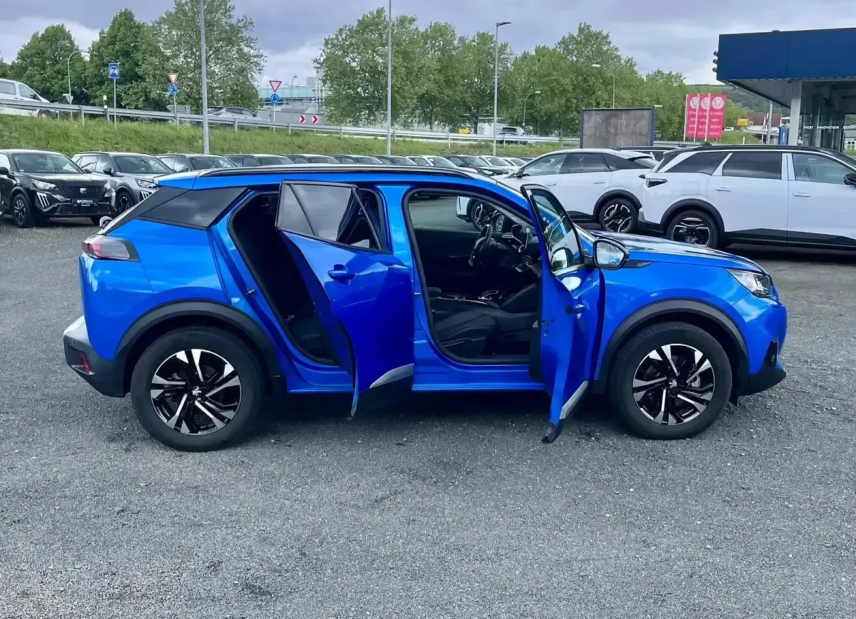Gebraucht Peugeot e-2008 Allure 100 kW (136 PS) 2022 Blau SUV