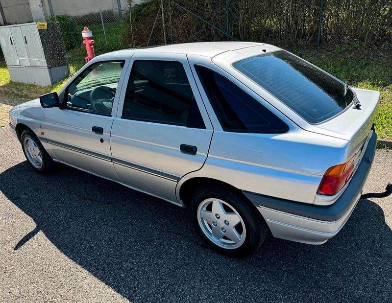 Gebraucht Ford Escort 60 PS (44 kW) 1992 Silber Limousine