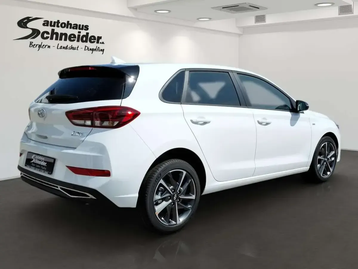Gebraucht Hyundai i30 Advantage 120 PS (88 kW) 2024 Atlas white Limousine