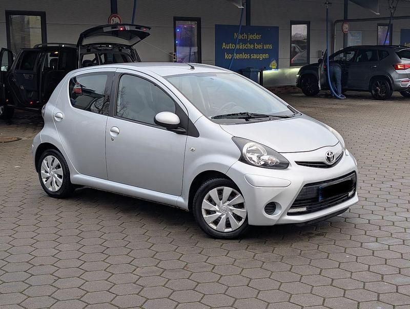 Silber Gebraucht 2012 Toyota Aygo Kleinwagen | 7.800 € (Teuer) - Bild 1/4