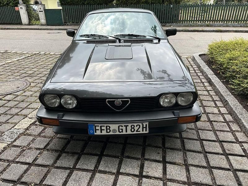 Schwarz Gebraucht 1982 Alfa Romeo GTV Coupé | 21.900 € - Bild 1/4