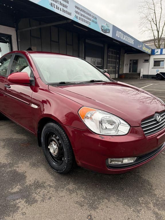 Gebraucht Hyundai Accent 75 PS (55 kW) 2009 Rot Limousine