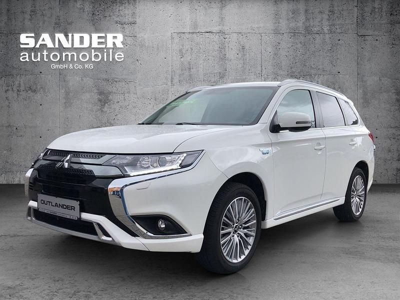 Weiß Gebraucht 2021 Mitsubishi Outlander P-HEV Spirit SUV | 21.700 € (Guter Preis) - Bild 1/3