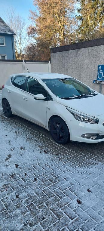 Weiß Gebraucht 2015 Kia Ceed DREAM-TEAM Edition Kleinwagen | 10.990 € (Fairer Preis) - Bild 1/4