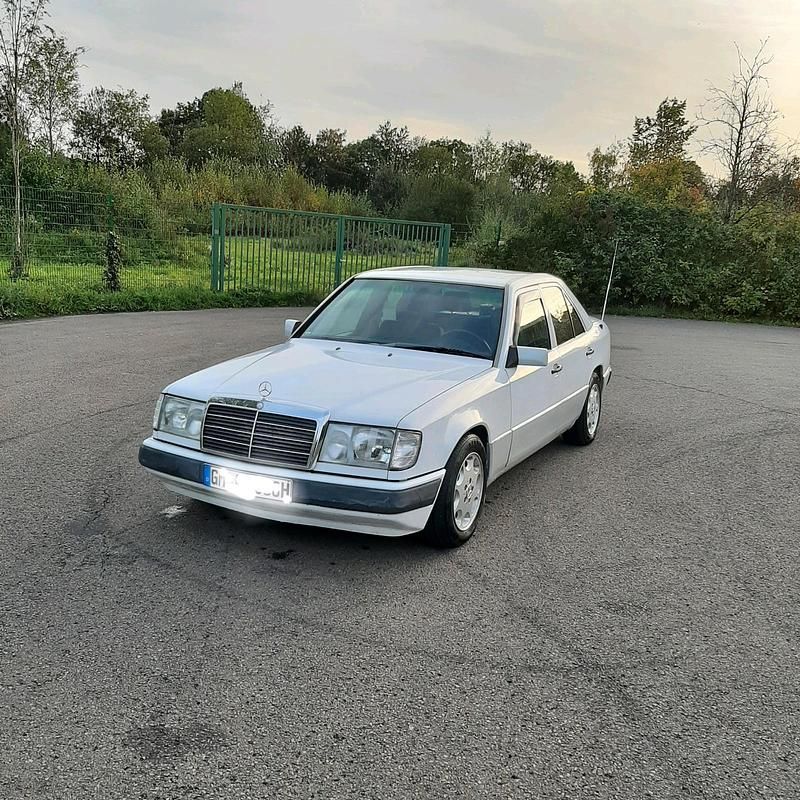 Weiß Gebraucht 1990 Mercedes E230 Limousine | 6.200 € - Bild 1/4
