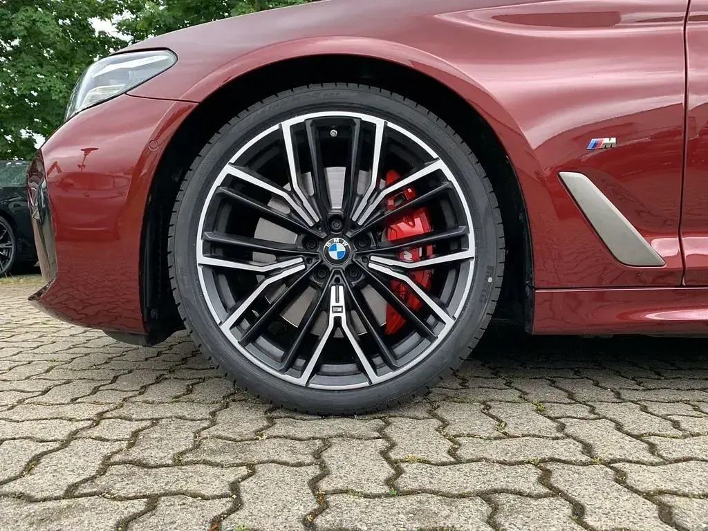 Gebraucht BMW M550 Shadowline 530 PS (389 kW) 2022 Rot Limousine