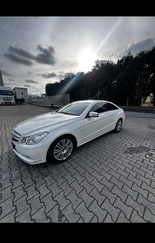 Weiß Gebraucht 2010 Mercedes E250 Coupé | 9.700 € (Guter Preis) - Bild 1/4
