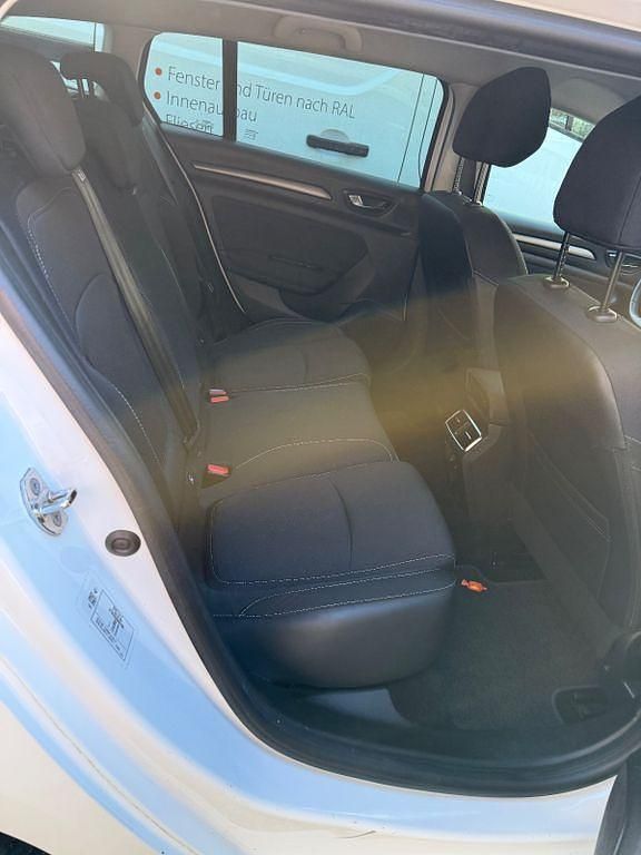Weiß Gebraucht 2022 Renault Mégane IV Techno Limousine | 17.740 € (Fairer Preis) - Bild 1/4