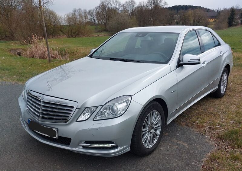 Silber Gebraucht 2012 Mercedes E200 Elegance Limousine | 11.000 € (Superpreis) - Bild 1/4