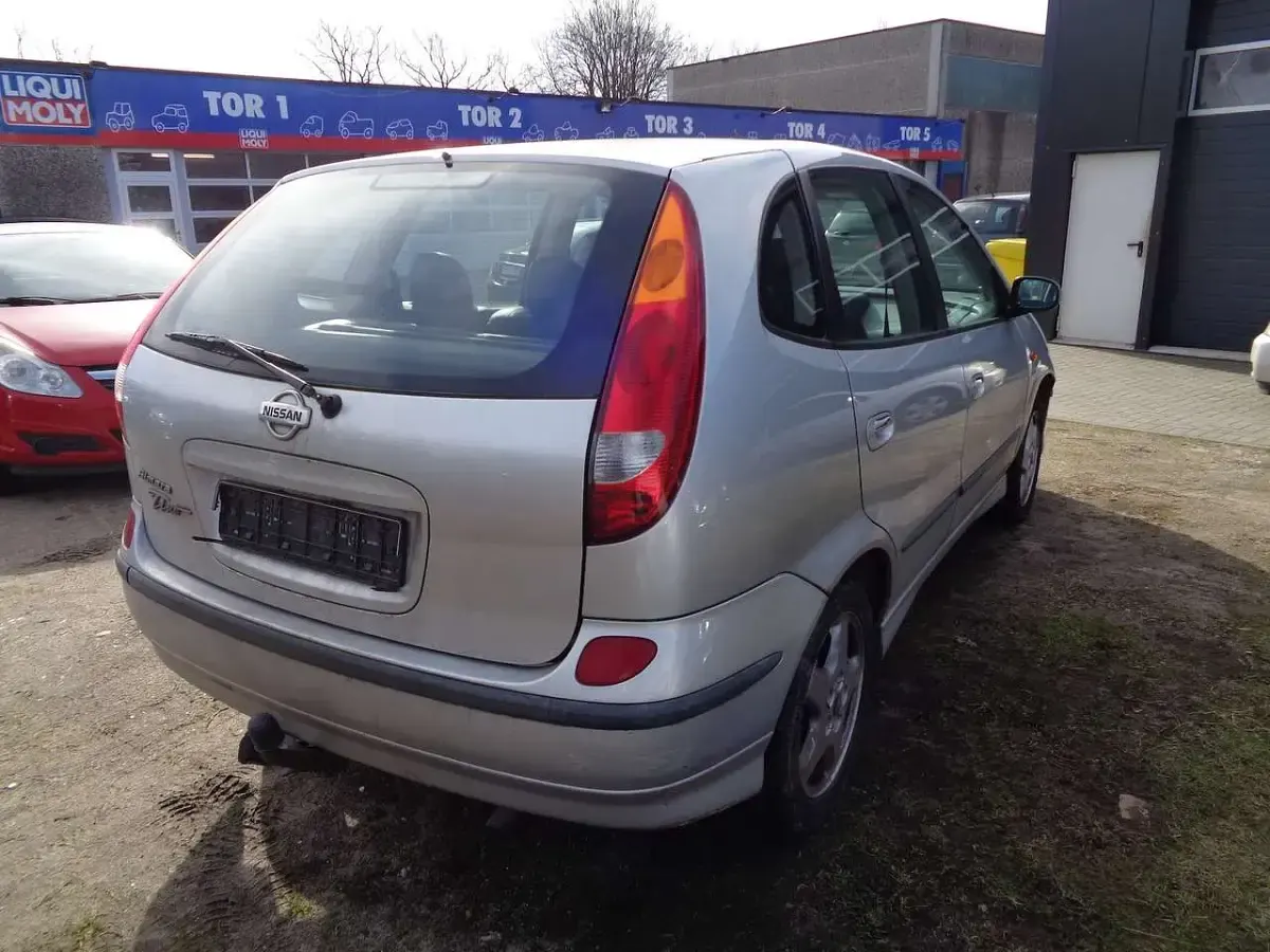 Gebraucht Nissan Almera Tino 114 PS (83 kW) 2003 Silber Van / Kleinbus