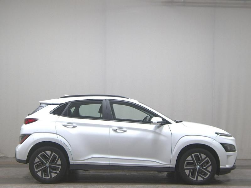 Weiss Gebraucht 2022 Hyundai Kona Select SUV | 16.480 € (Guter Preis) - Bild 1/4