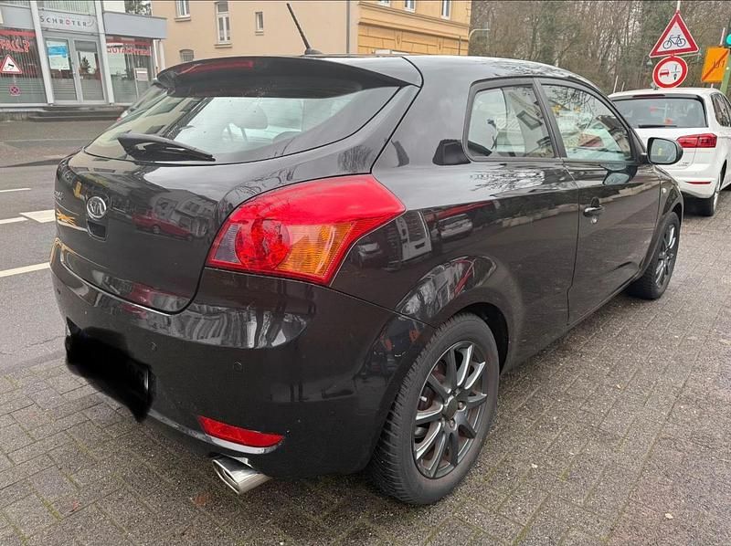 Gebraucht Kia ProCeed 125 PS (91 kW) 2011 Schwarz Kleinwagen