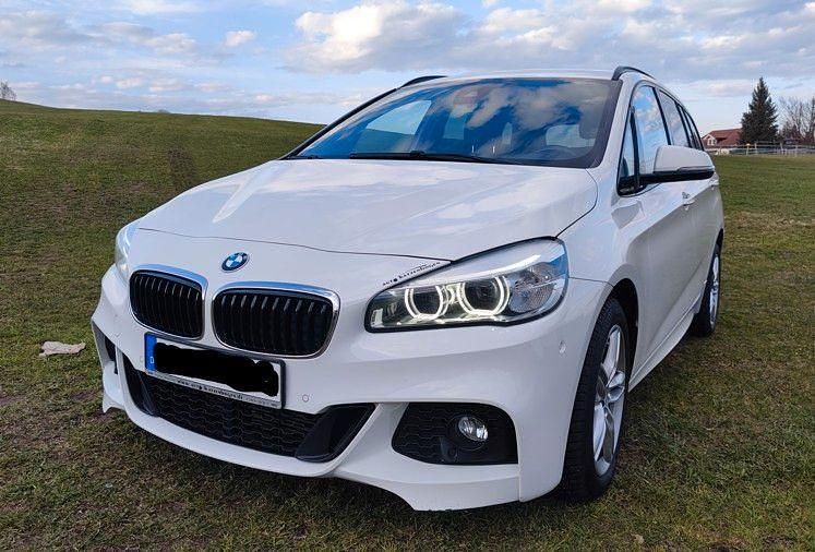 Weiß Gebraucht 2016 BMW 220 M Sport Van / Kleinbus | 15.700 € (Fairer Preis) - Bild 1/4