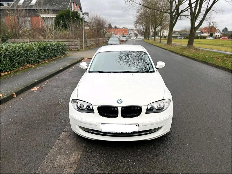 Weiß Gebraucht 2010 BMW 120 Kleinwagen | 2.600 € (Fairer Preis) - Bild 1/4