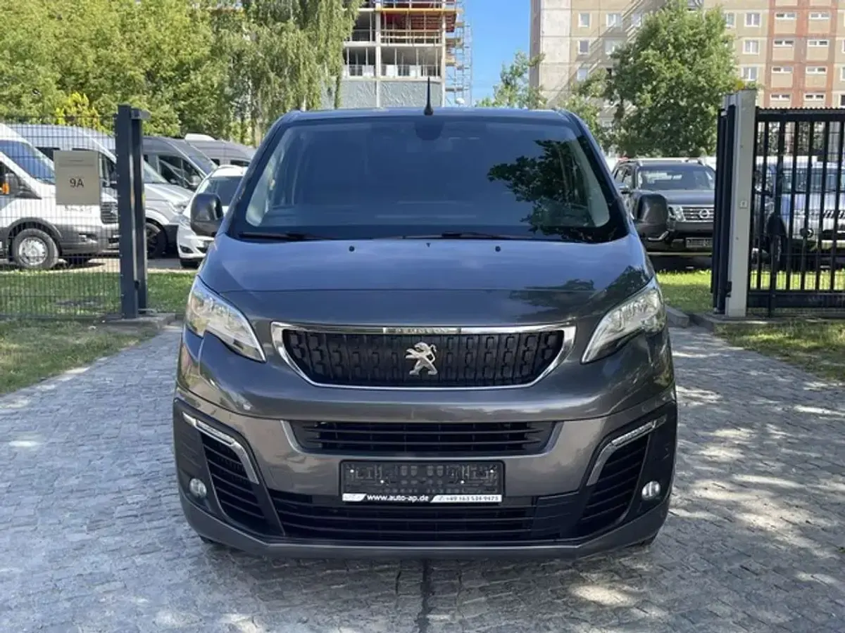 Gebraucht Peugeot Expert Premium 122 PS (89 kW) 2019 Schwarz Van