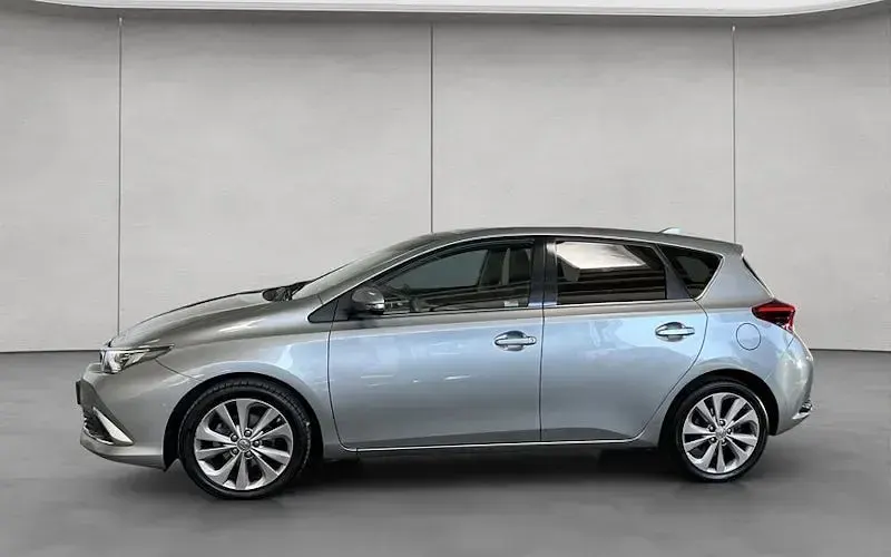 Gebraucht Toyota Auris Basis 116 PS (85 kW) 2017 Titansilber mica metallic Limousine