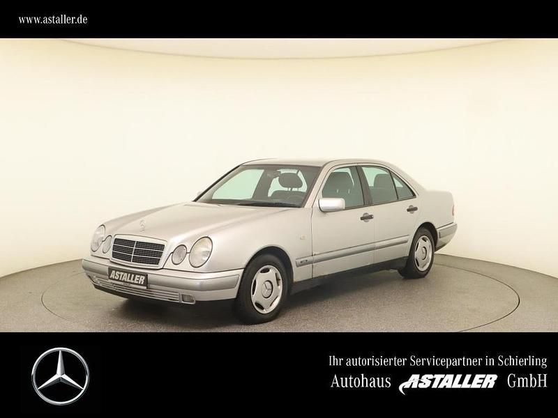 Brillantsilber Gebraucht 1996 Mercedes E290 Classic Limousine | 4.300 € - Bild 1/4