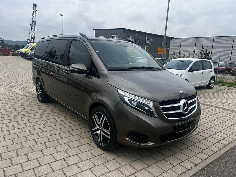 Grau Gebraucht 2018 Mercedes V250 Van / Kleinbus | 40.950 € (Fairer Preis) - Bild 1/4