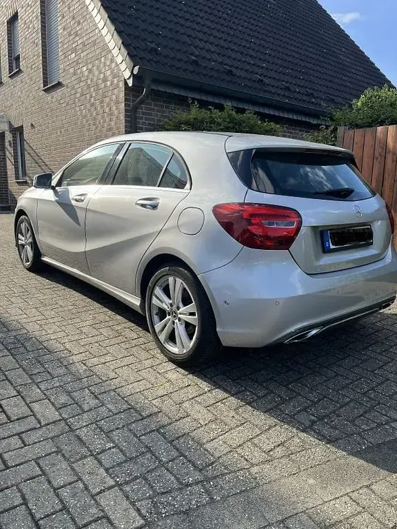 Gebraucht Mercedes A180 Urban 122 PS (89 kW) 2017 Silber Kleinwagen