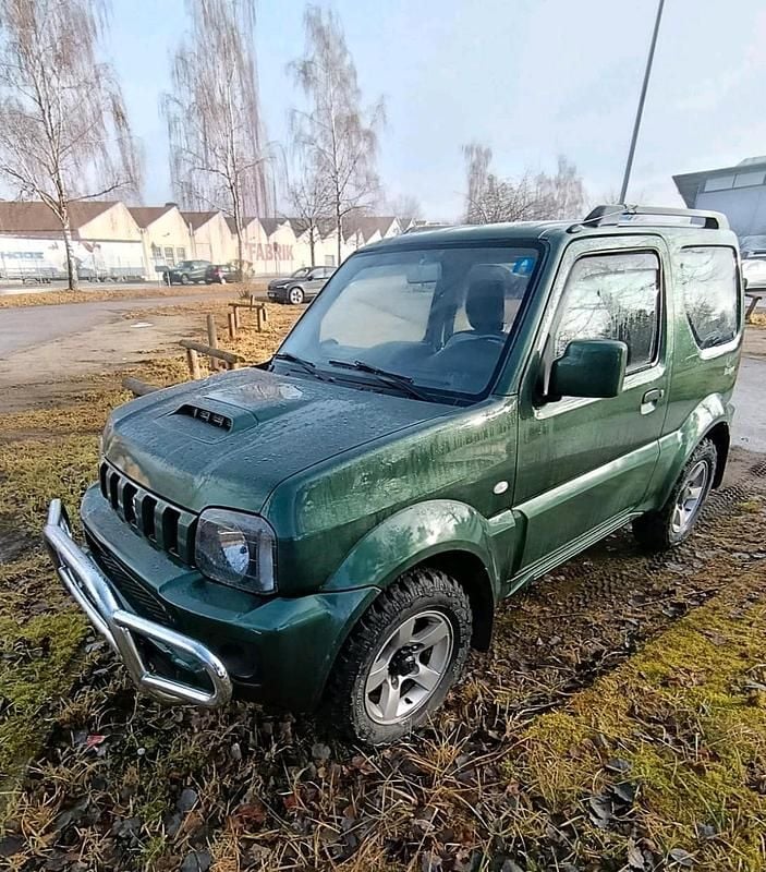 Grün Gebraucht 2013 Suzuki Jimny SUV | 13.400 € (Fairer Preis) - Bild 1/4