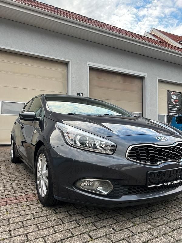 Grau Gebraucht 2015 Kia Ceed Limousine | 6.199 € (Superpreis) - Bild 1/4