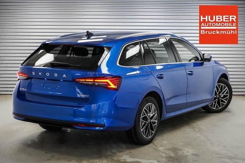 Neu Skoda Octavia Selection 150 PS (110 kW) 2026 Race blue metallic (8x) Kombi