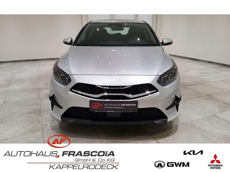 Gebraucht Kia Ceed Spirit 140 PS (102 kW) 2024 Silber Kleinwagen