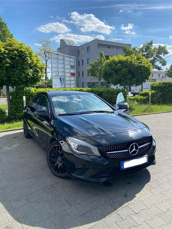 Schwarz Gebraucht 2015 Mercedes CLA180 Limousine | 7.000 € - Bild 1/4