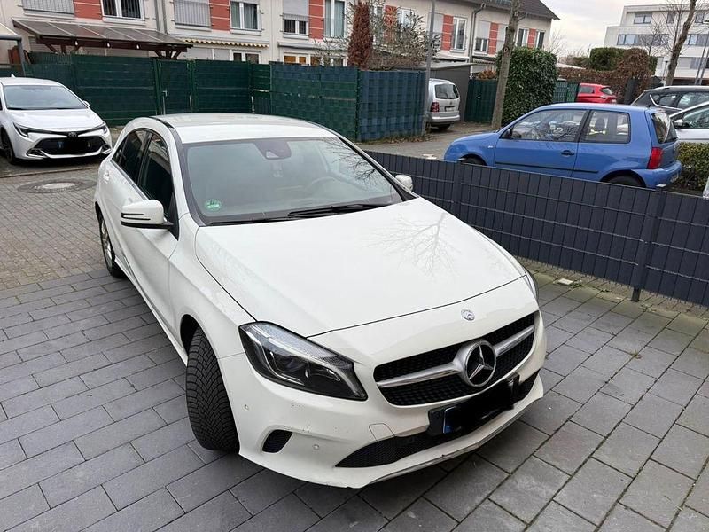 Gebraucht Mercedes A180 Urban 109 PS (80 kW) 2016 Weiß Limousine