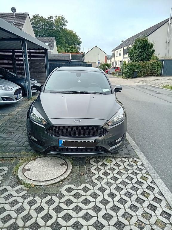 Grau Gebraucht 2017 Ford Focus ST-Line Limousine | 7.700 € (Superpreis) - Bild 1/4
