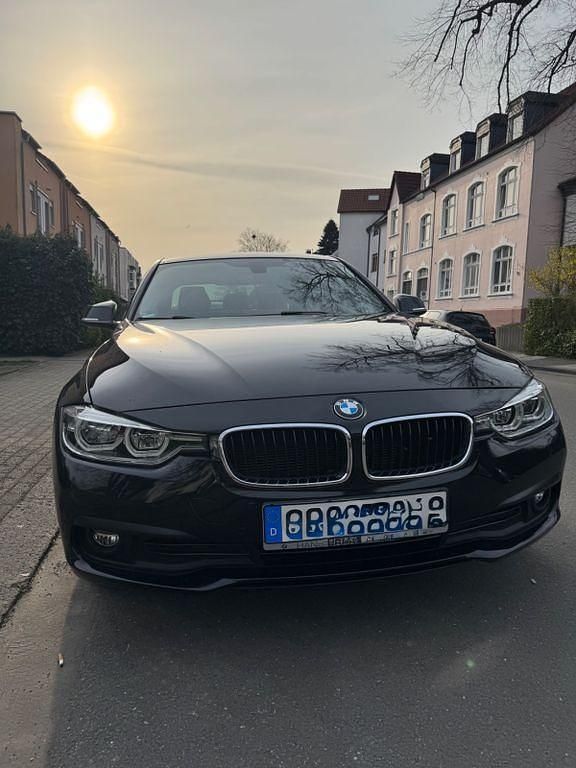 Gebraucht BMW 318 Advantage 150 PS (110 kW) 2017 Schwarz Limousine
