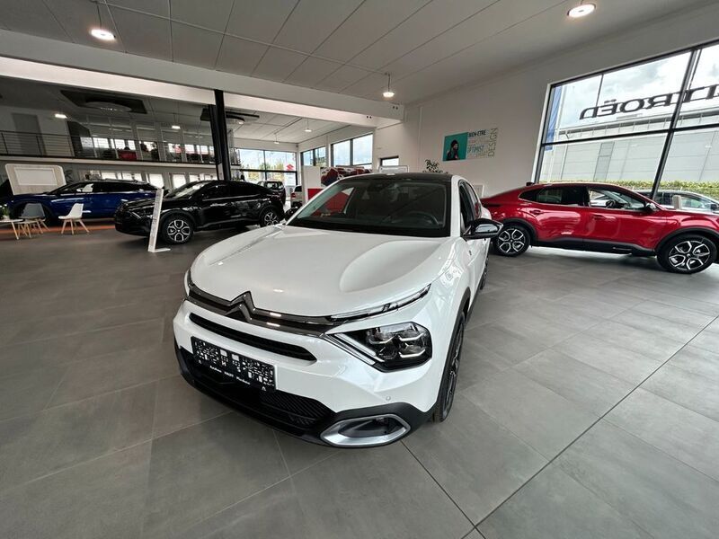 Weiß Gebraucht 2023 Citroën e-C4 Shine Limousine | 25.900 € (Etwas zu teuer) - Bild 1/4