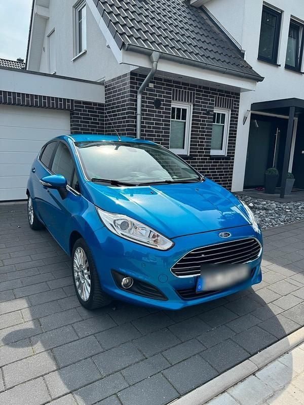 Blau Gebraucht 2014 Ford Fiesta Titanium Kleinwagen | 6.900 € (Fairer Preis) - Bild 1/4