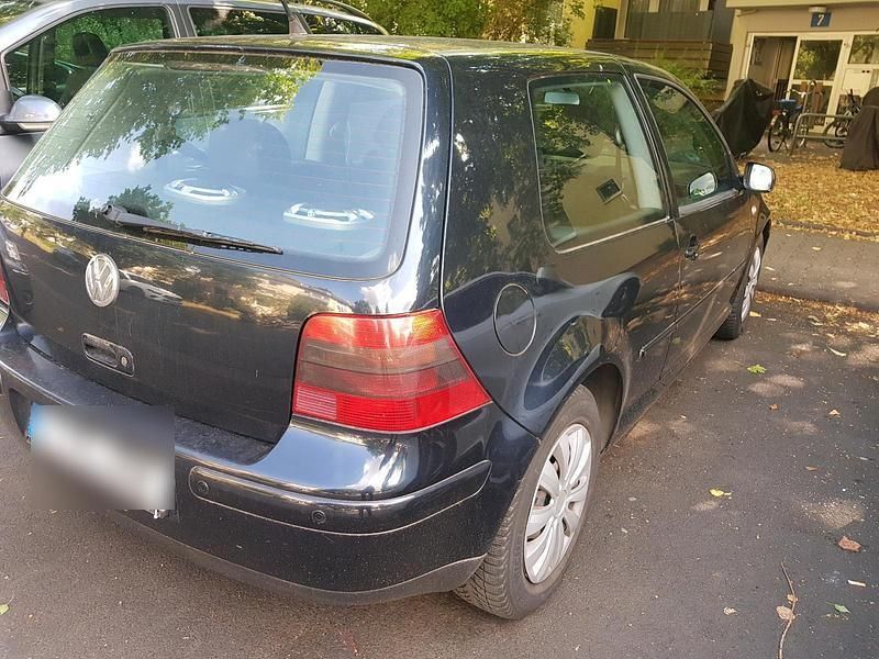 Blau Gebraucht 2002 VW Golf IV Kleinwagen | 1.699 € - Bild 1/4