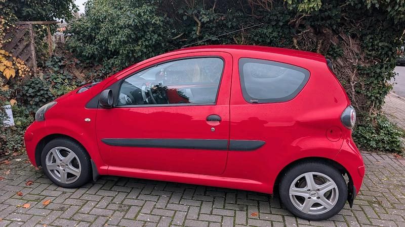 Rot Gebraucht 2009 Toyota Aygo Kleinwagen | 2.200 € (Fairer Preis) - Bild 1/4