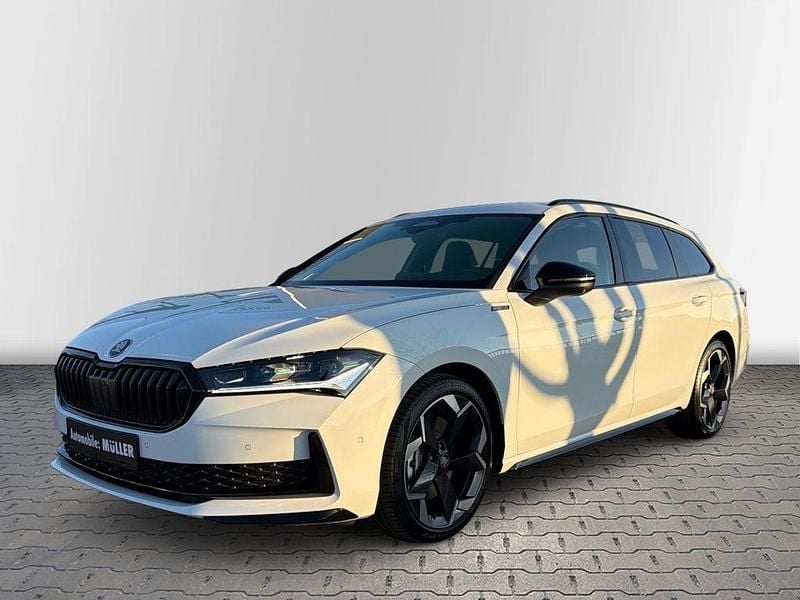 Neu Skoda Superb SportLine 193 PS (141 kW) 2026 Weiss Kombi