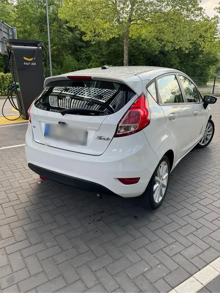 Gebraucht Ford Fiesta SE 121 PS (88 kW) 2013 Weiß Limousine
