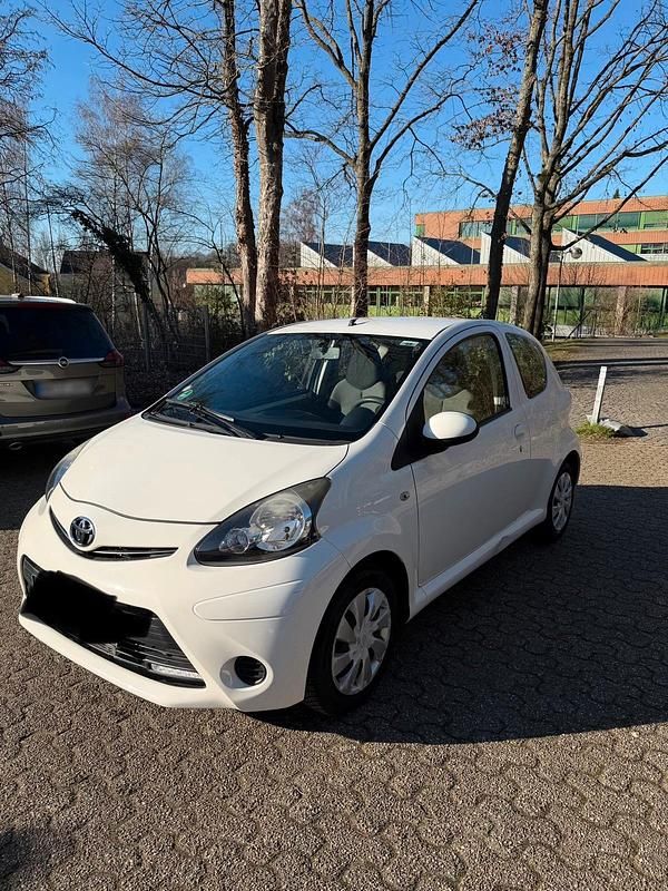 Gebraucht Toyota Aygo 68 PS (50 kW) 2012 Weiß Kleinwagen