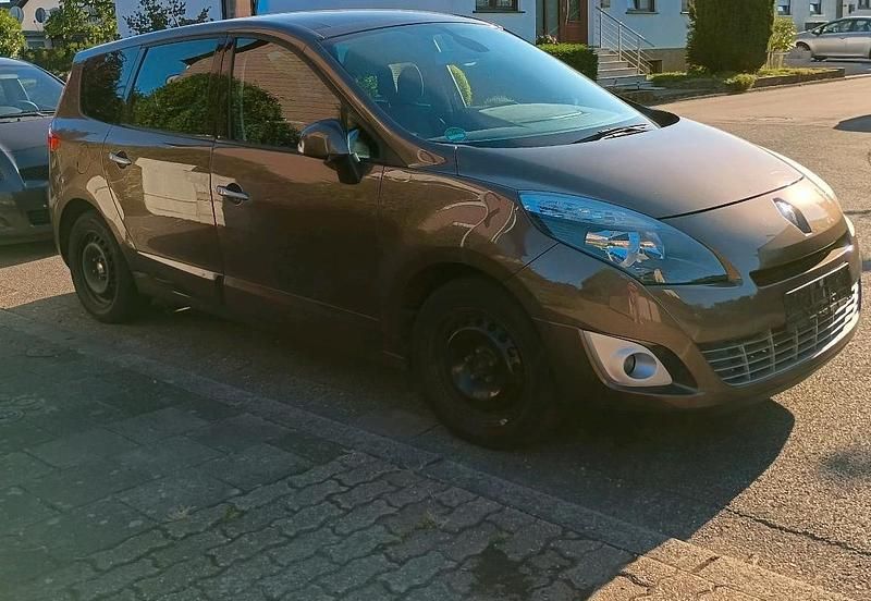 Braun Gebraucht 2010 Renault Mégane III Limousine | 2.800 € (Guter Preis) - Bild 1/4