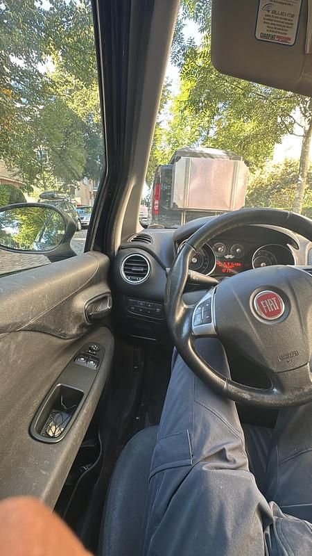 Blau Gebraucht 2011 Fiat Punto Kleinwagen | 350 € - Bild 1/4