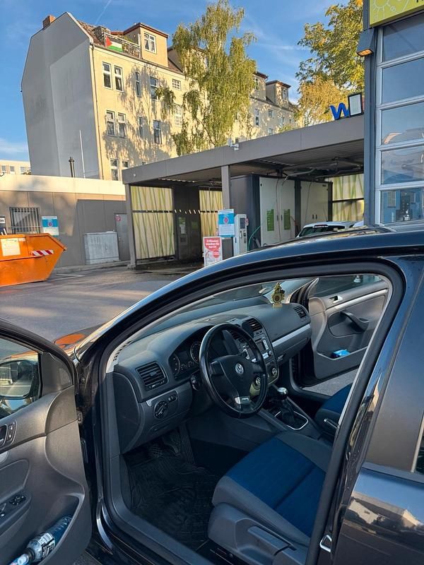 Second-hand VW Golf IV 106 CP (77 kW) 2006 Negru Hatchback