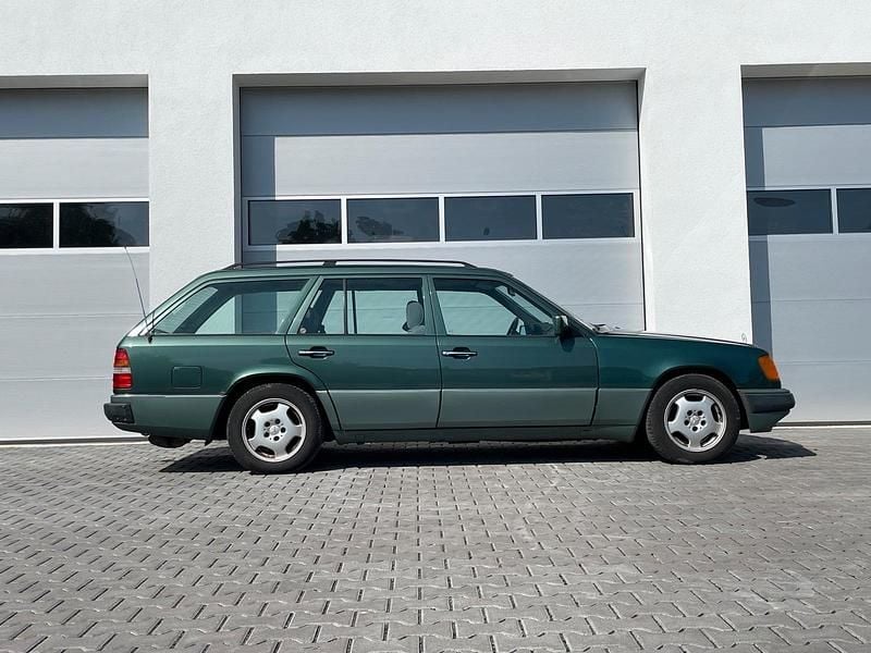 Grün Gebraucht 1991 Mercedes 300 Kombi | 4.800 € - Bild 1/4