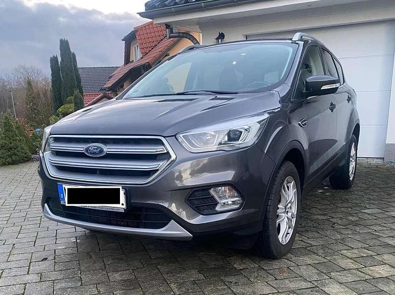Grau Gebraucht 2017 Ford Kuga Trend SUV | 9.950 € (Guter Preis) - Bild 1/4