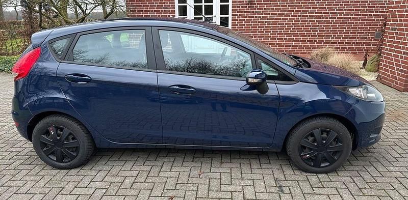 Blau Gebraucht 2010 Ford Fiesta Trend Limousine | 3.800 € (Fairer Preis) - Bild 1/4