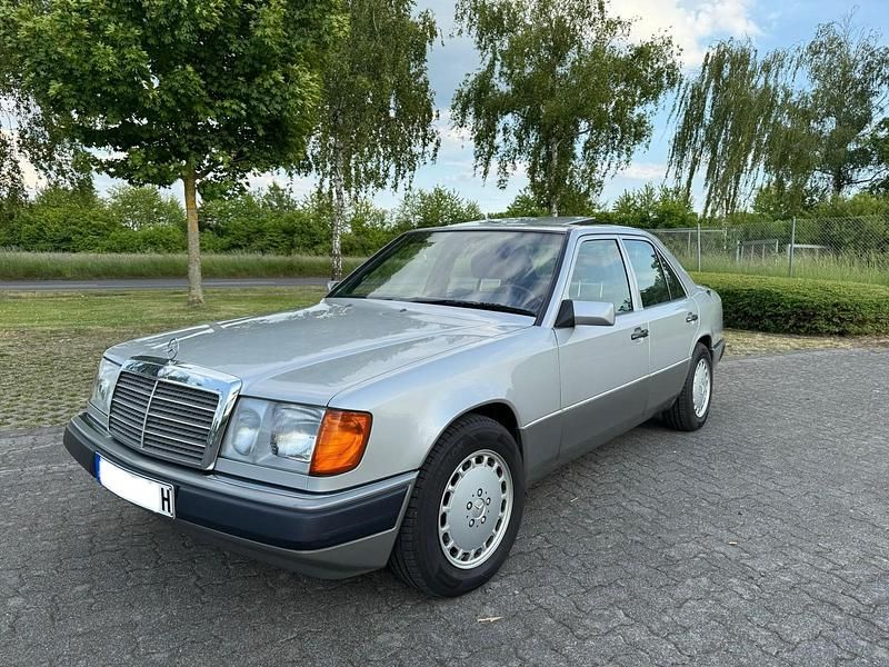 Silber Gebraucht 1989 Mercedes E300 Limousine | 17.000 € - Bild 1/4