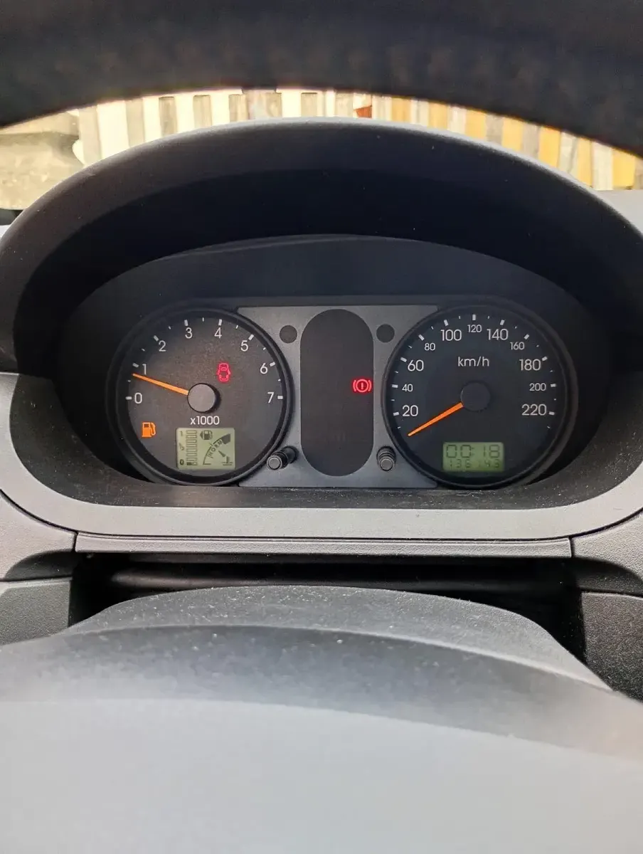 Używany Ford Fiesta 65 KM (47 kW) 2002 Szary Hatchback